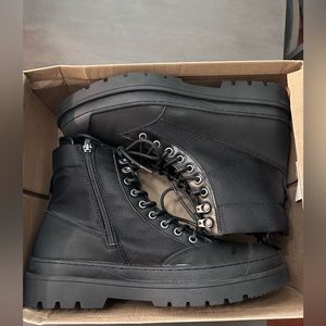 Madden Men’s M-Ellix brand new in box. Size 10.5